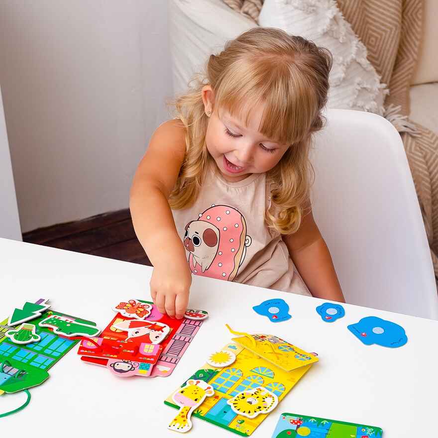 Игра-шнуровка Fisher-Price "Цветные домики", производитель Я РАСТУ ТОЙЗ, ISBN 482-0-23476-260-6, № 5