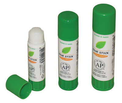Клей-карандаш YF3101 15 гр. корпус бел. с зел. Glue stick (20/720), производитель Jong Ie Nara, ISBN 880-1-74801-557-6№ 1