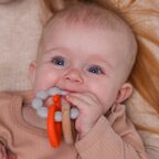 Силиконовая игрушка-прорезыватель с буком SEA (серый/оранжевый), арт. 0616/01, производитель Uviton, ISBN 465-7-78025-141-0, № 5