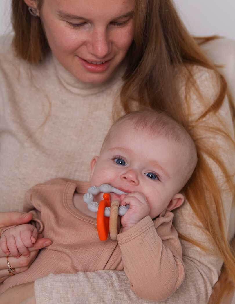 Силиконовая игрушка-прорезыватель с буком SEA (серый/оранжевый), арт. 0616/01, производитель Uviton, ISBN 465-7-78025-141-0, № 6