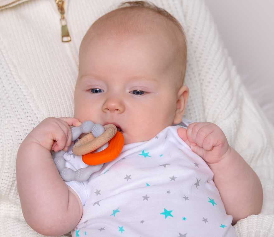 Силиконовая игрушка-прорезыватель с буком SEA (серый/оранжевый), арт. 0616/01, производитель Uviton, ISBN 465-7-78025-141-0, № 8