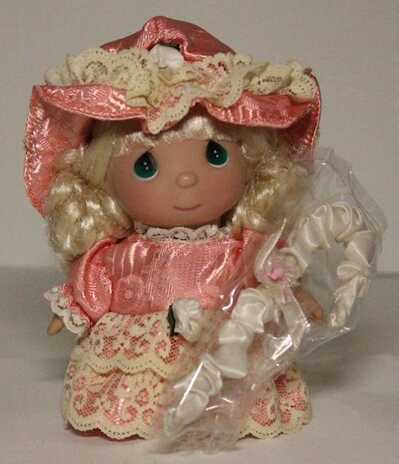 Кукла Precious Moments Пастушка в красном, 14 см, арт. 5399, производитель The Doll Maker, ISBN 73-2-53305-399-3№ 1