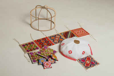 Юрта Башкирская малая дидактическая (в комплекте ковры, подушки и мебель), арт. 023.56, производитель Наивный мир, ISBN 460-3-73518-452-4№ 2