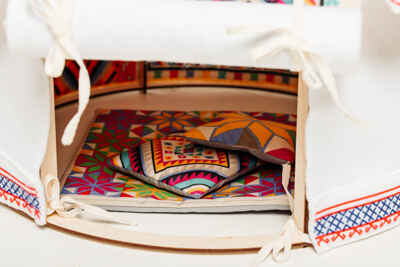 Юрта Башкирская малая дидактическая (в комплекте ковры, подушки и мебель), арт. 023.56, производитель Наивный мир, ISBN 460-3-73518-452-4№ 4