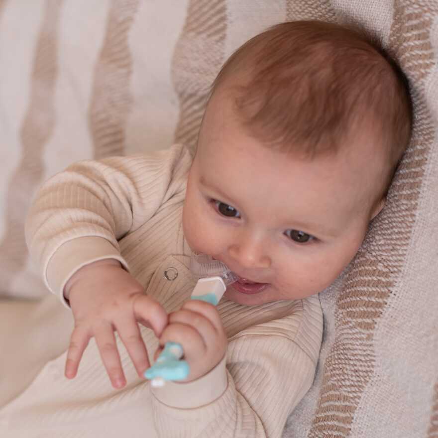 Прорезыватель-массажер Uviton для десен голубой, производитель Uviton, ISBN 465-7-78025-067-3, № 14