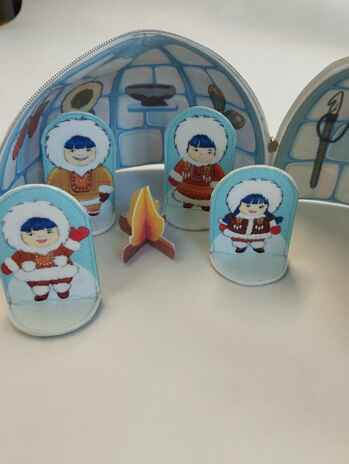 Иглу с набором фигурок, арт. 023.69, производитель Наивный мир, ISBN 467-3-73436-899-7№ 2